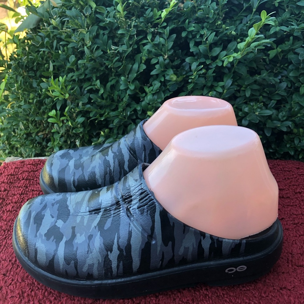 Oofos OoCloog Limited Women’s Gray Black Camo Clogs Sandals Size W6
